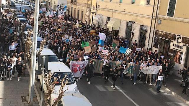 Manifestazione per il clima, migliaia di studenti in piazza a Grosseto - Video