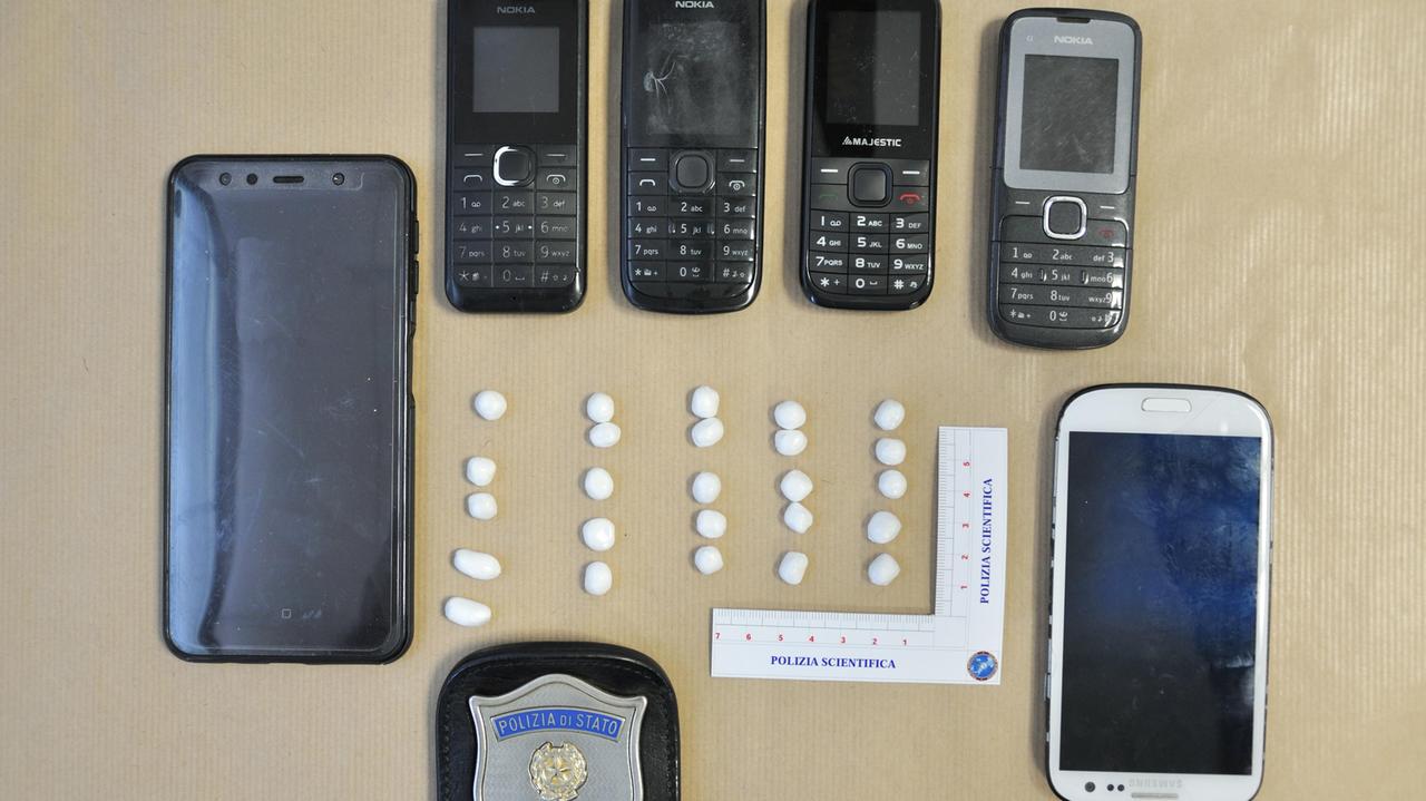 Dosi di eroina e cellulari sequestrati al nigeriano