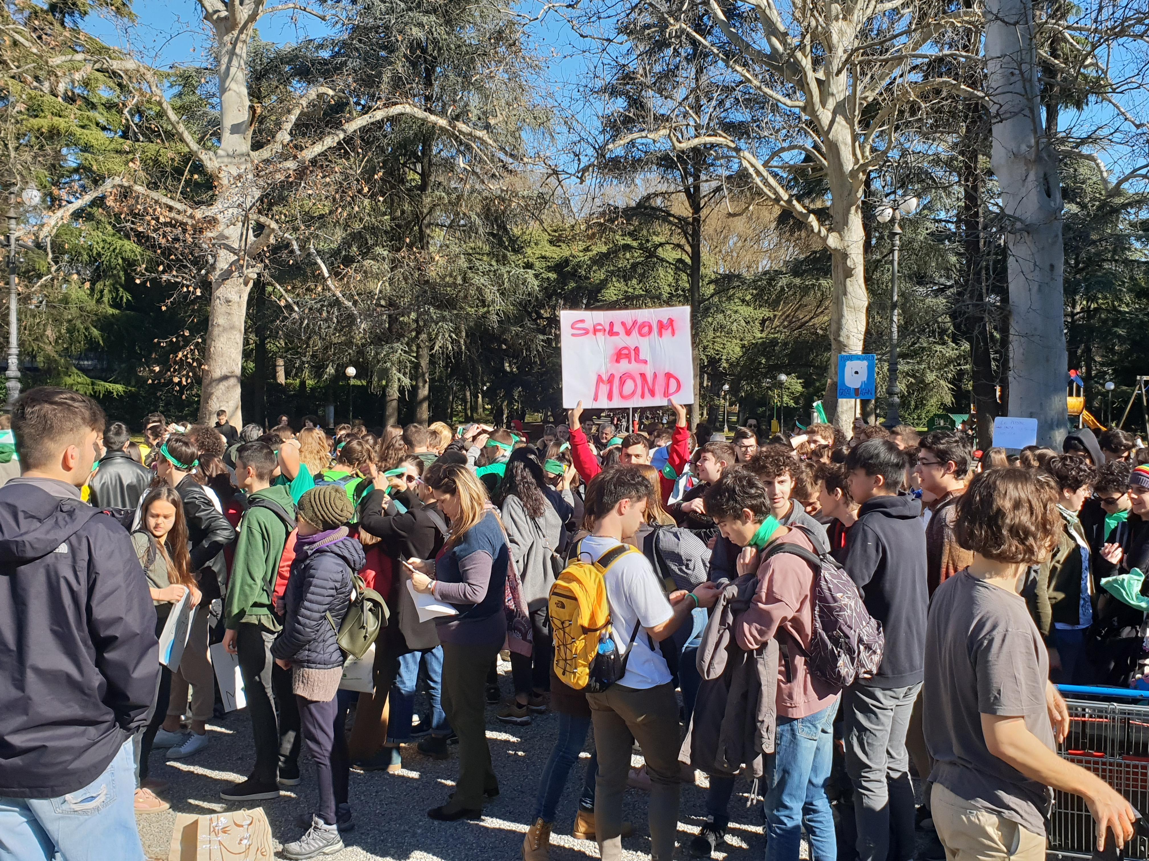 Reggio Emilia, quasi 3mila studenti in piazza per il clima e l'ambiente 