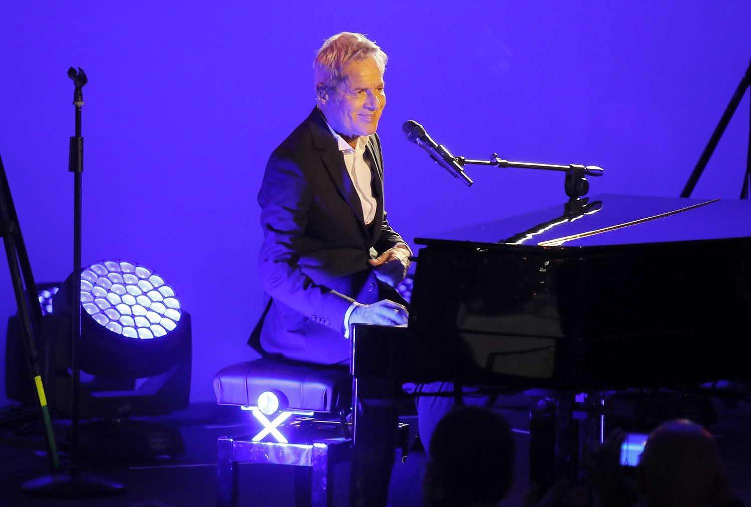 Claudio Baglioni canta a Livorno 50 anni di carriera: «Rimango me stesso cambiando sempre»  
