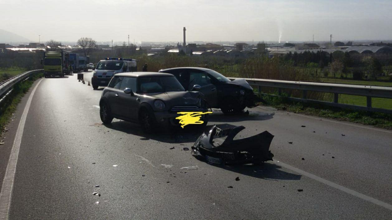 L'incidente fra due auto in via Berlinguer