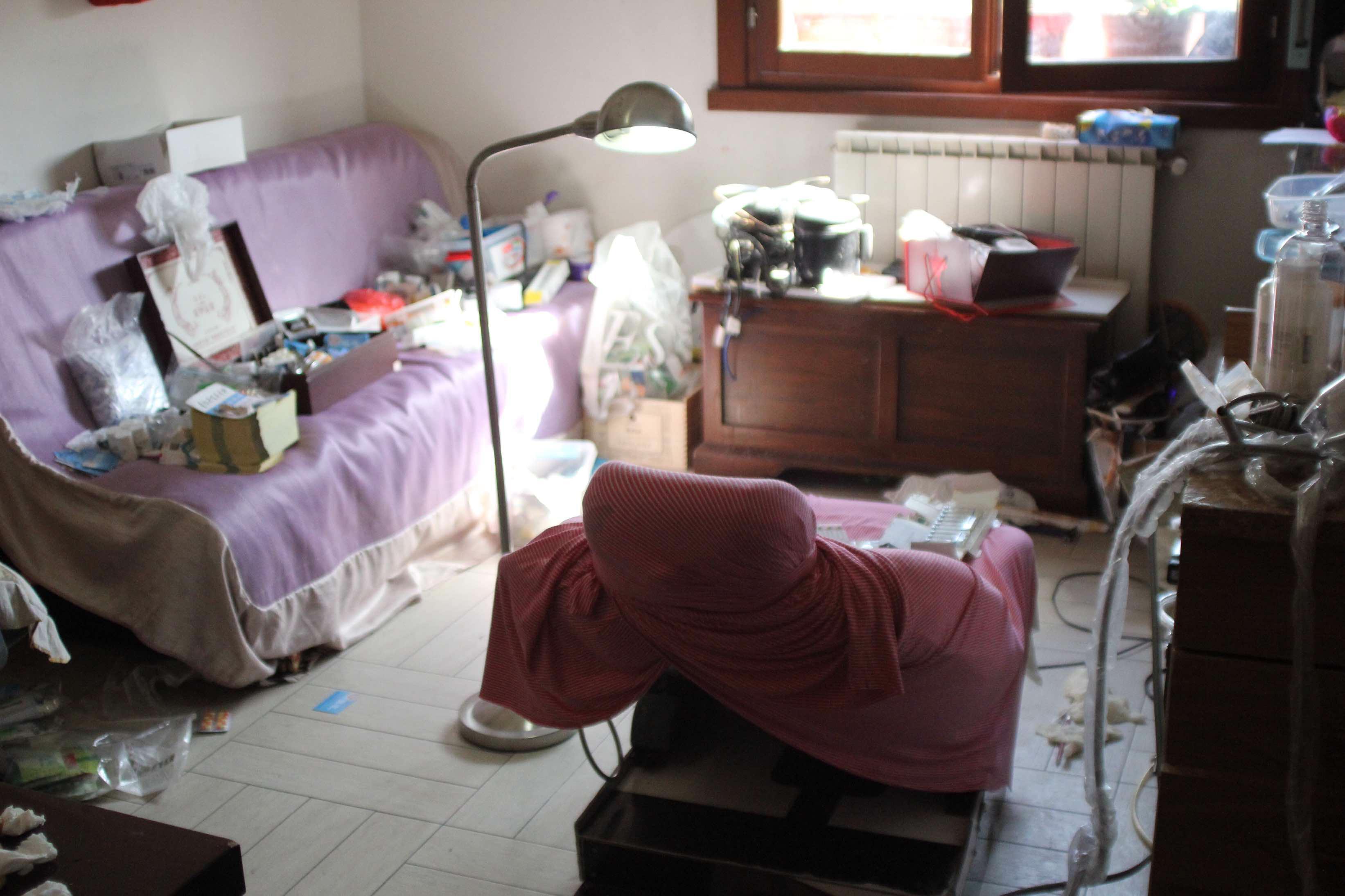 Lo studio del falso dentista di via Filzi (foto Batavia)