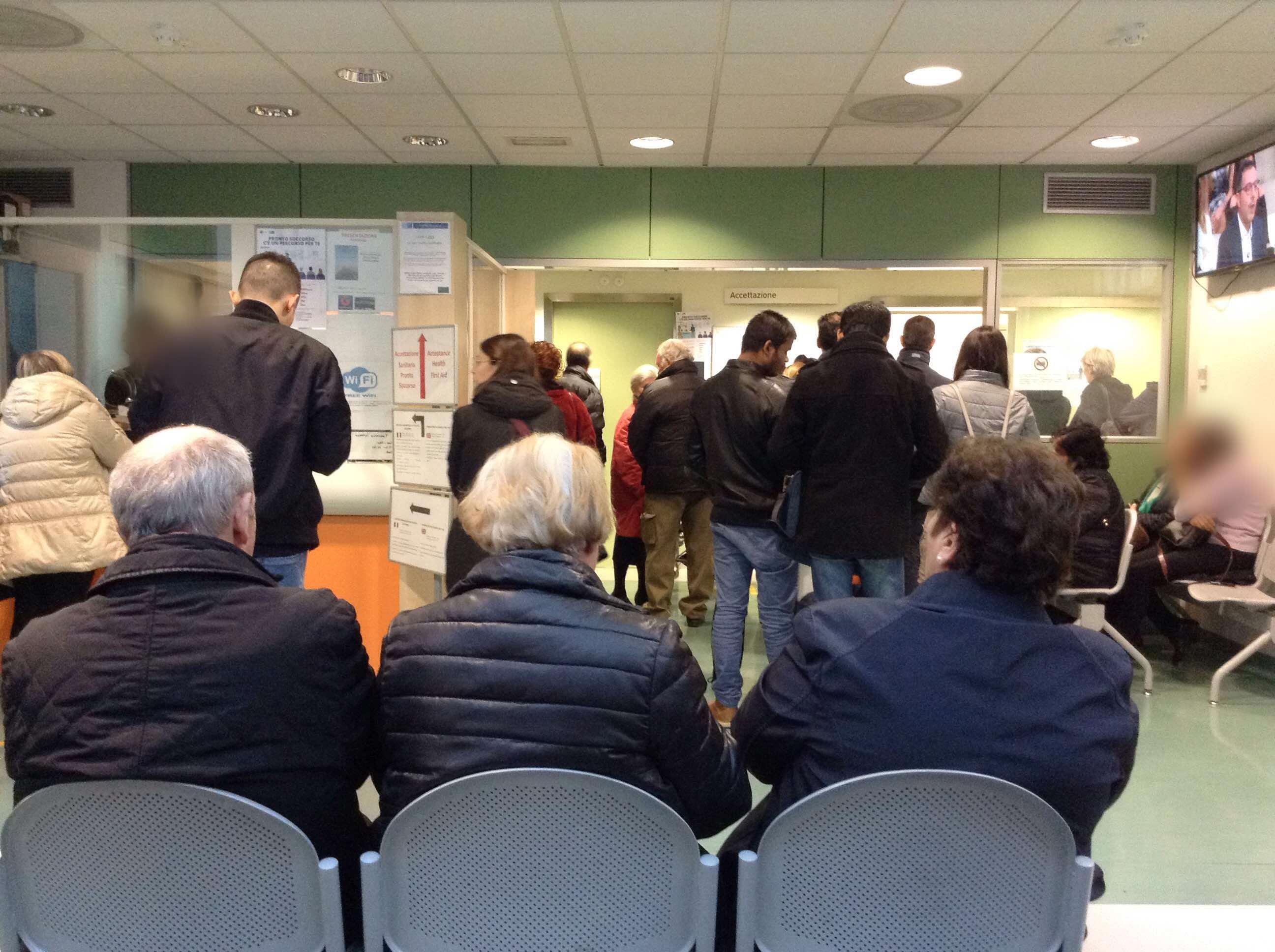 La sala d'attesa del Pronto soccorso dell'ospedale Santo Stefano di Prato (foto Batavia)