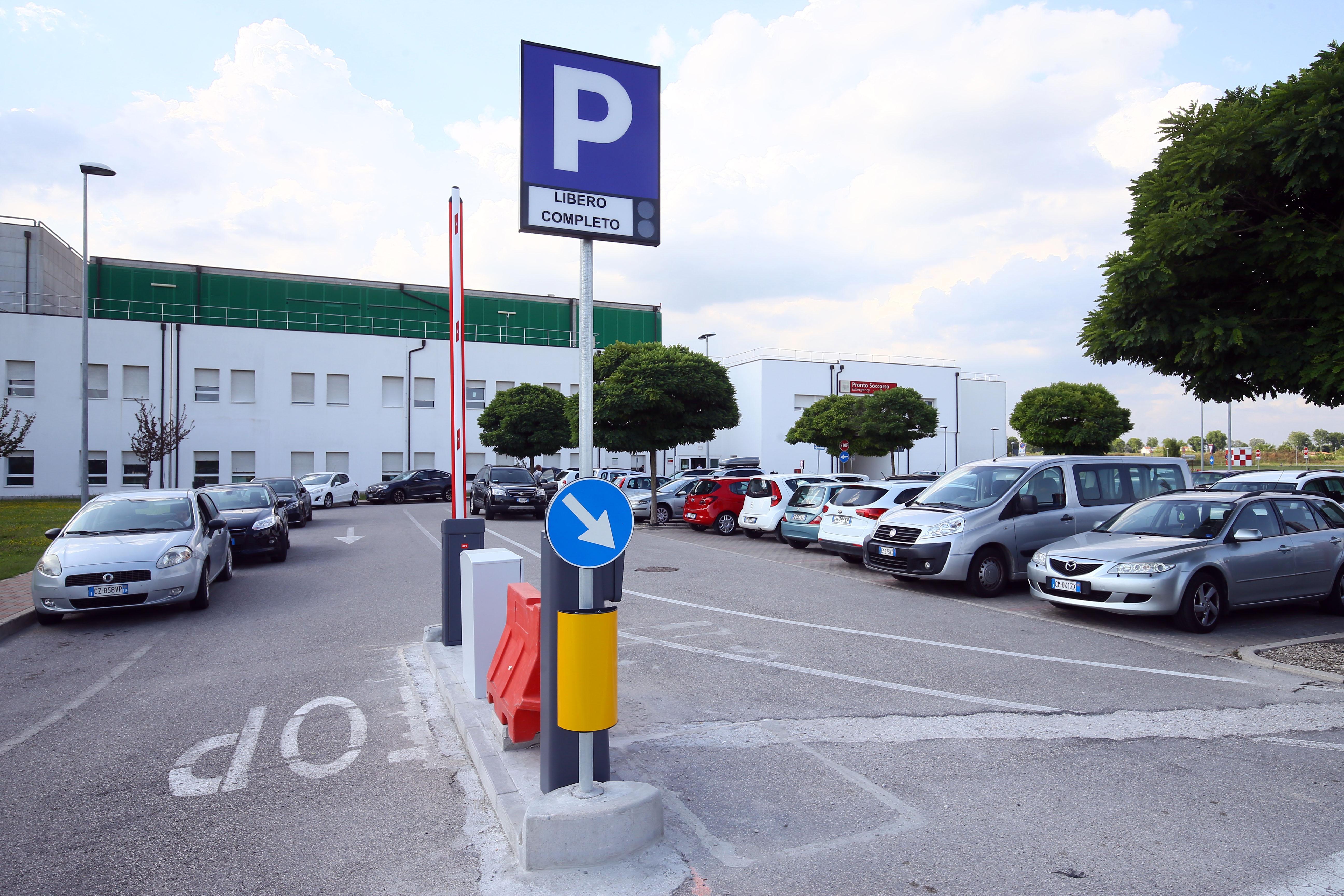 Alcuni parcheggi dell'ospedale Sant'Anna la prossima settimana chiuderanno a rotazione
