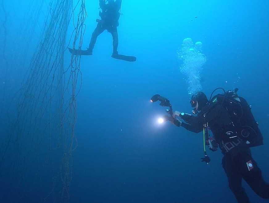 Uno scatto concesso dalla guardia costiera con il nucleo operatori subacquei di Genova impegnati nelle operazioni di rimozione delle reti impigliate sia sui fondali che in altri punti della costa tra Toscana e Liguria