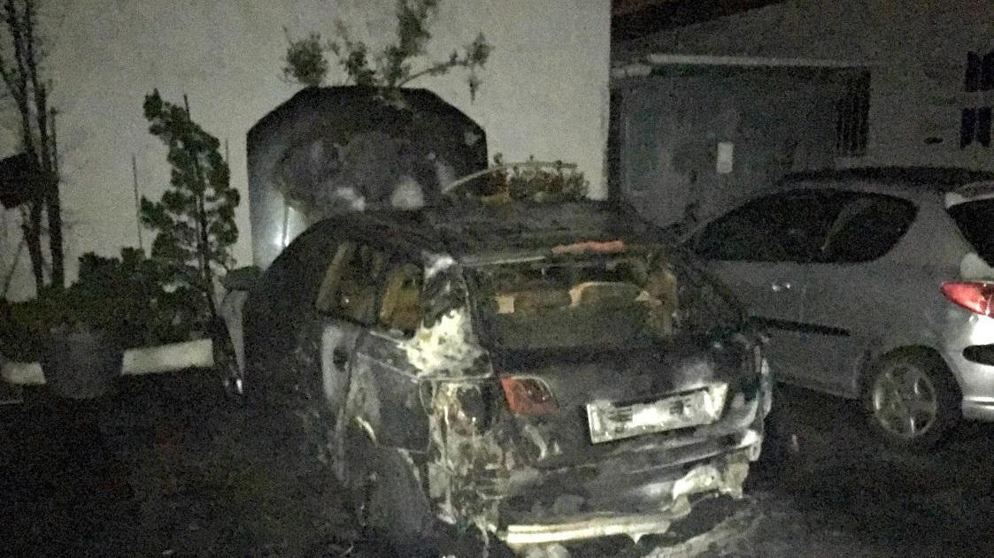 L'auto praticamente distrutta dal rogo