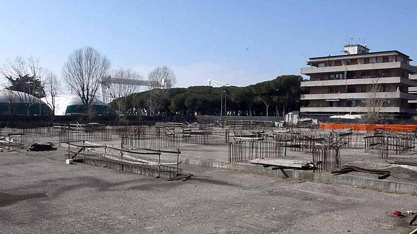 Hotel Mediterraneo, bagarre in consiglio Raggi: partita aperta