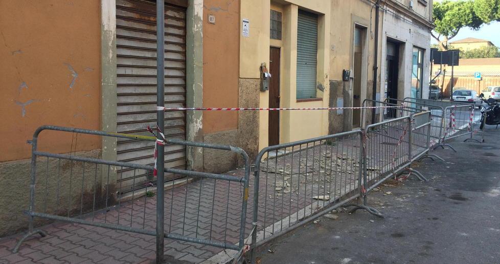 Cornicione sul marciapiede
