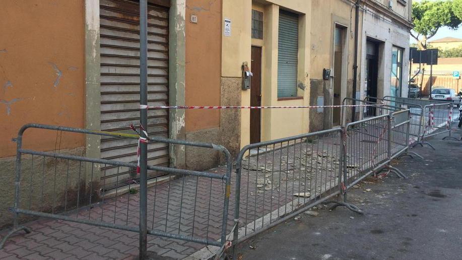 Cornicione sul marciapiede