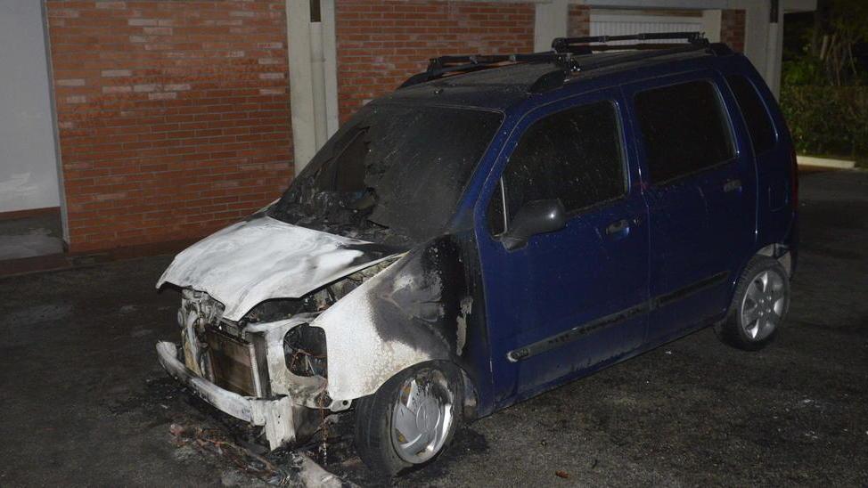 Distrugge 25 auto e 8 scooter: «È il piromane di Barbanella»