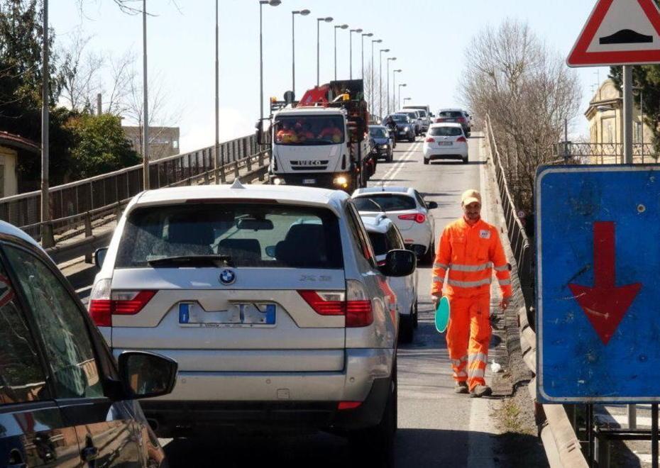 Lavori al cavalcaferrovia, il traffico va in tilt 