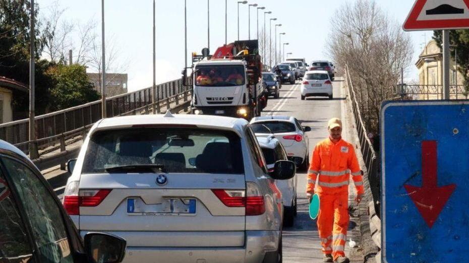 Lavori al cavalcaferrovia, il traffico va in tilt