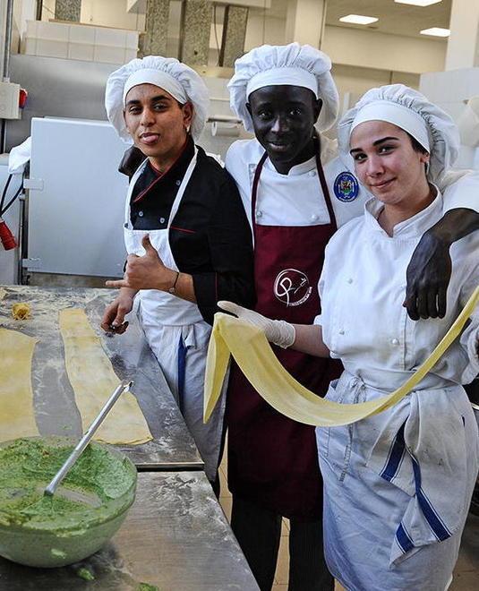 Tovaglie inamidate tortelli e pastiera al ristorante didattico 