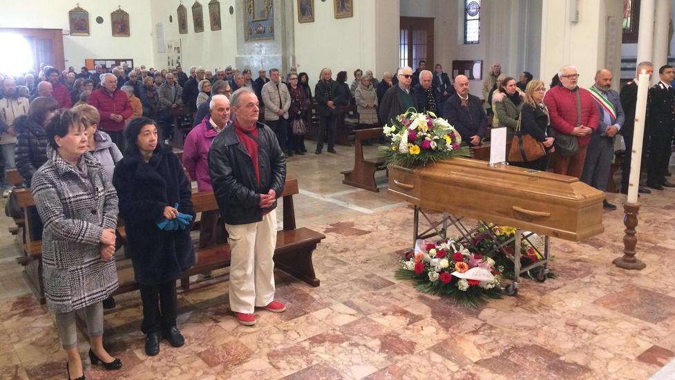 «Un uomo che amava Cecina» Ultimo saluto a Franco Serretti