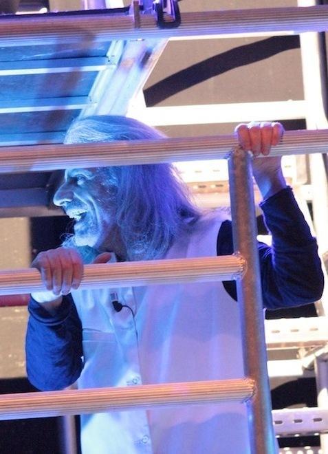 Alessandro Bergonzoni stasera al teatro Ariosto con “Trascendi e sali” 