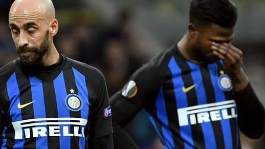 Inter in ginocchio: eliminata Il Napoli perde ma vola ai quarti
