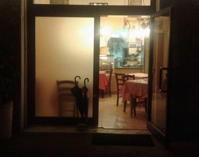 L'ingresso dell'osteria Miki & Jo di via Badaloni