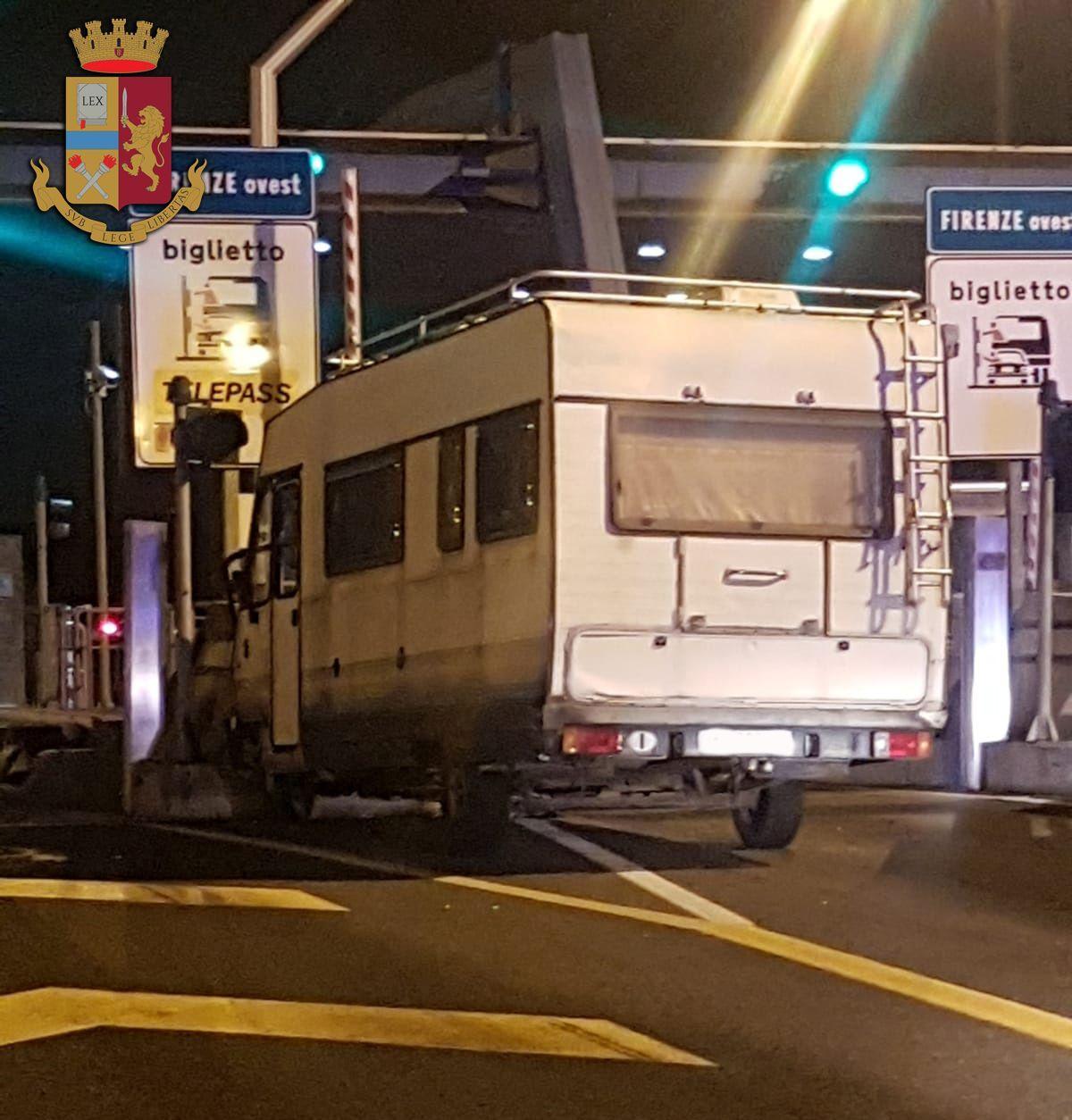Il camper finito contro il casello