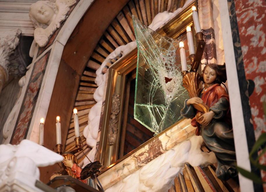 il vetro della teca che custodisce l’effige della Madonna del Buon Consiglio sfondato dai ladri per rubare corone e collanine della Vergine e del Bambin Gesù