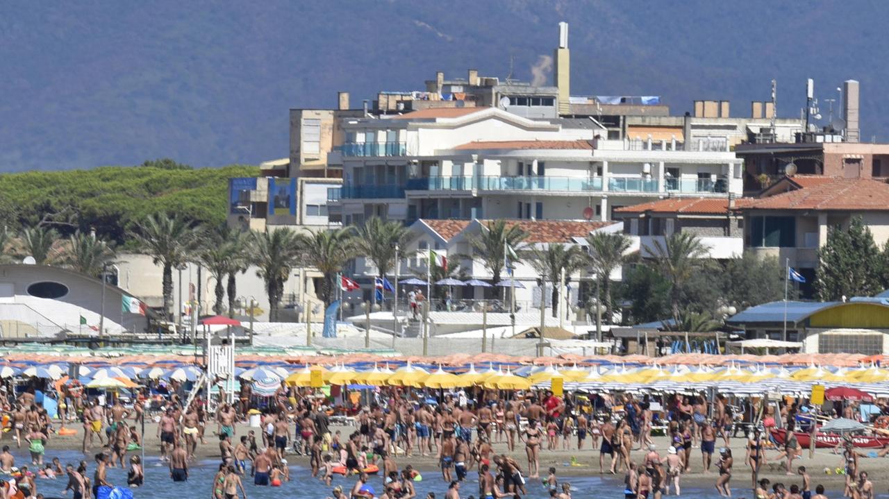 La spiaggia affollata di Marina di Grosseto