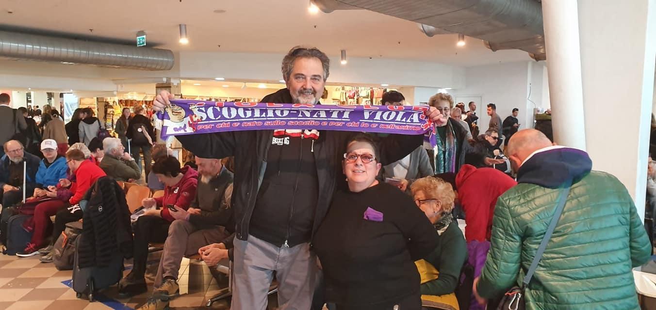 Fausto Tagliabracci con un'altra presidente di club (Milena Poggesi del VC Firenze 2005) alla partenza per la trasferta di Cagliari (foto dal profilo Facebook)