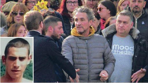 Il padre di Michael, Massimiliano Del Vivo, dopo il funerale. Nel riquadro il giovane morto
