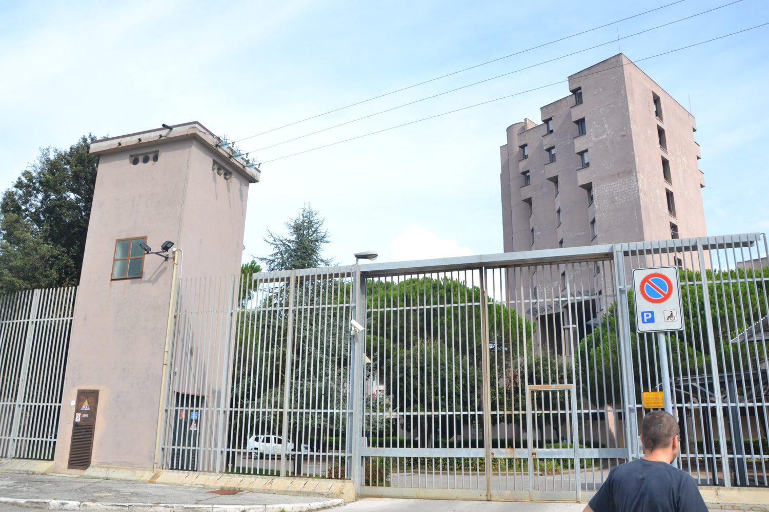 L'ingresso del carcere livornese delle Sughere (foto d'archivio)
