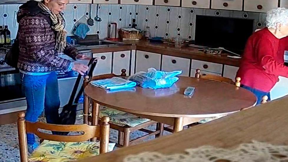 Modena. Finti poliziotti rubano gioielli per 50mila euro. Filmata la ladra in azione