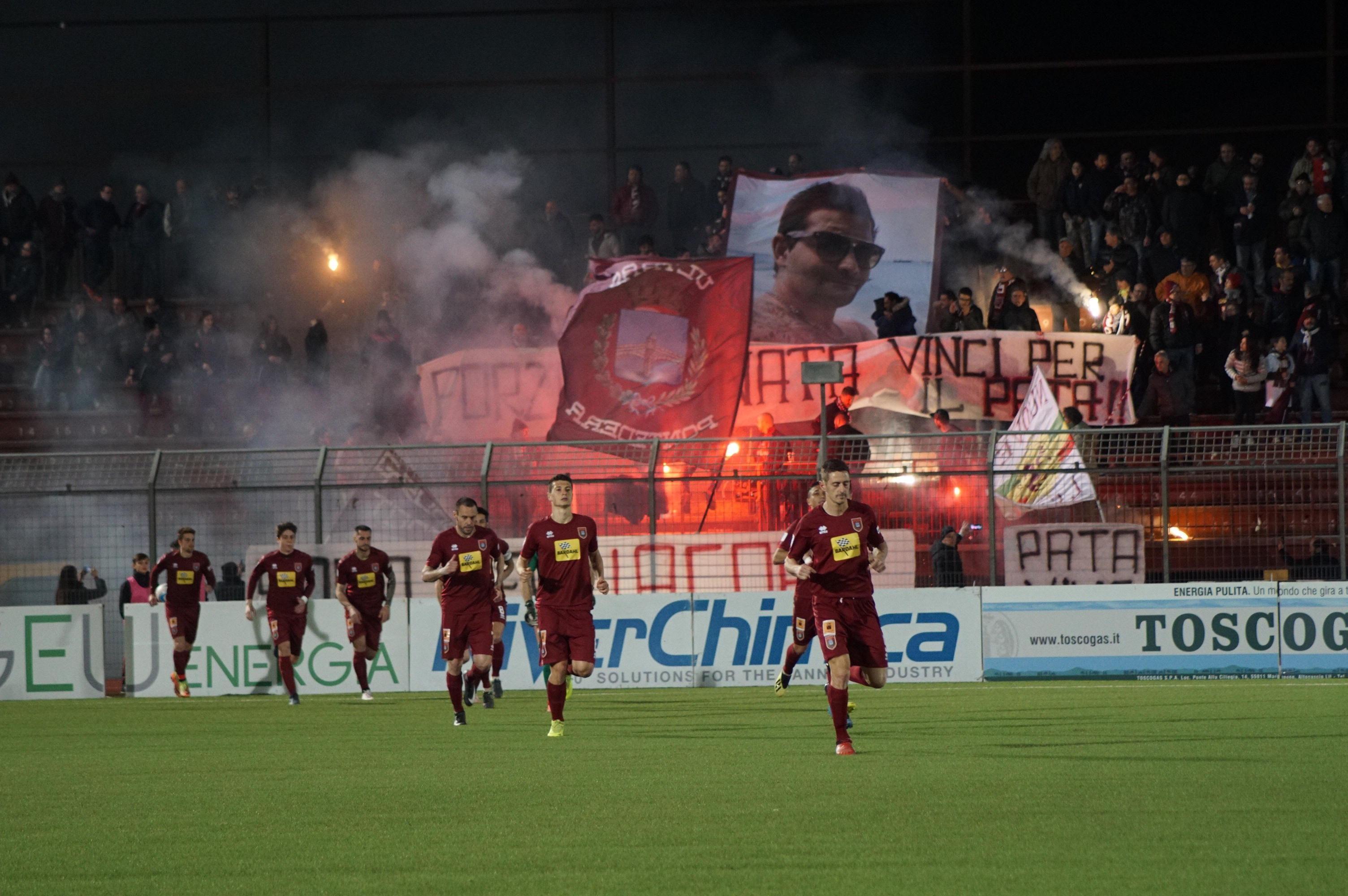 La coreografia dei tifosi del Pontedera in ricordo di Iacopo Lazzeri, 28enne tifoso granata scomparso di recente