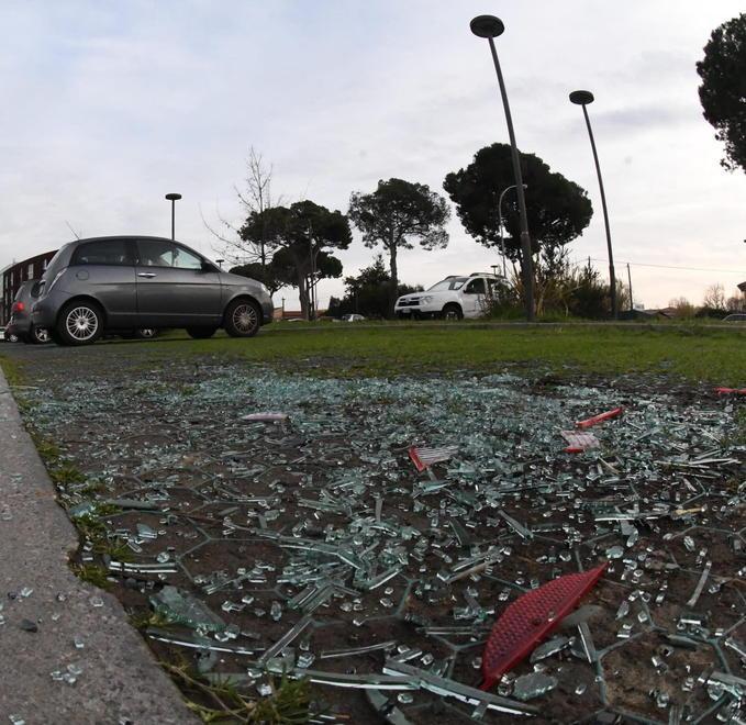  Vetri spaccati, danni alle auto di Gaia