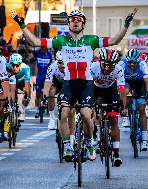 Lo sprint secondo Elia Viviani è l’uomo-jet, battuti Sagan e Gaviria 