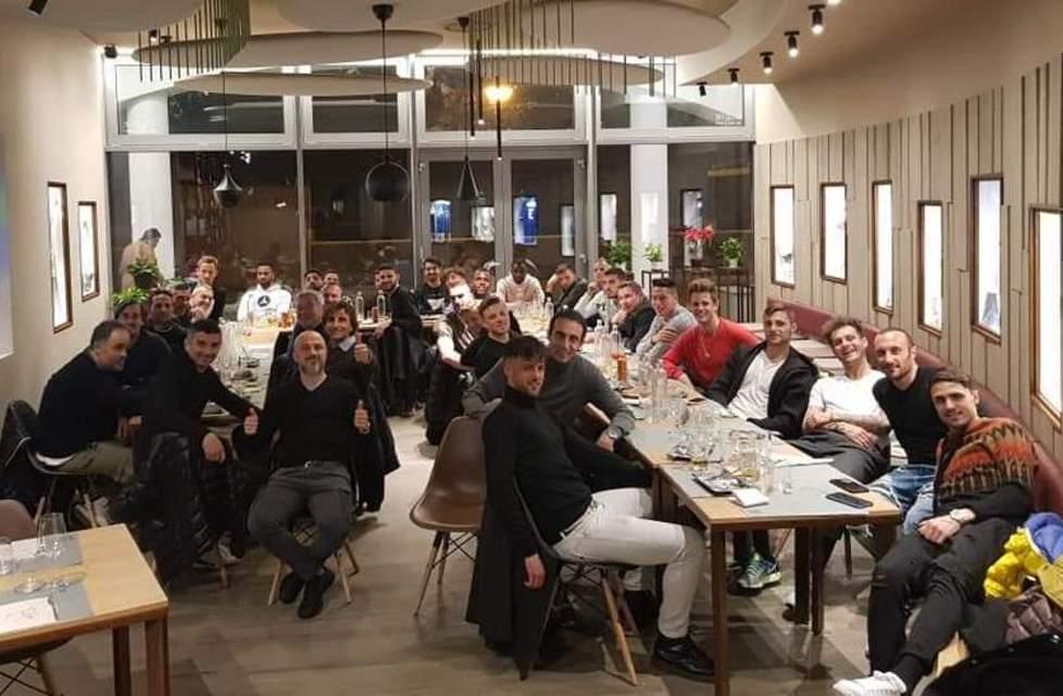 Tutto il gruppo a cena da Guglie