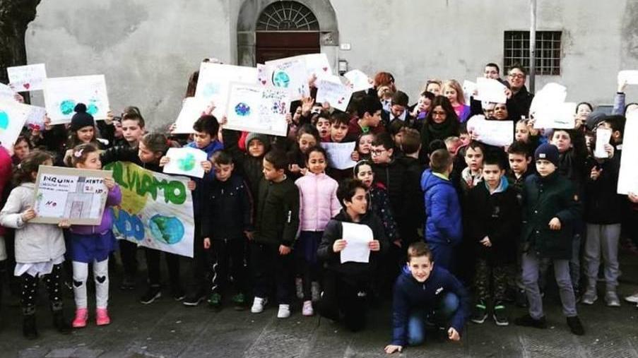 Striscioni e cartelli alunni e insegnanti riflettono sul clima