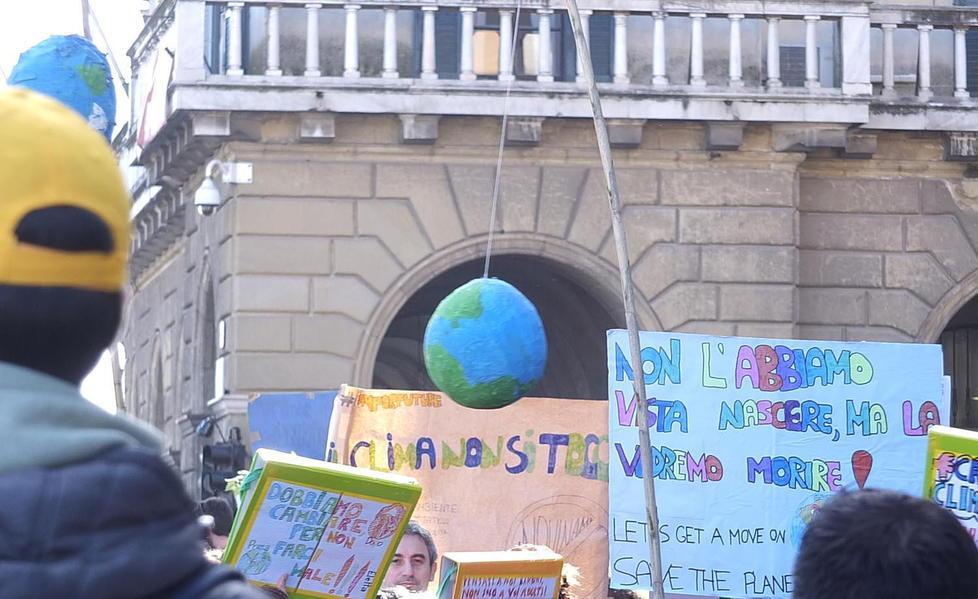 In piazza 5mila ragazzi e bimbi «per il futuro del pianeta Terra» 