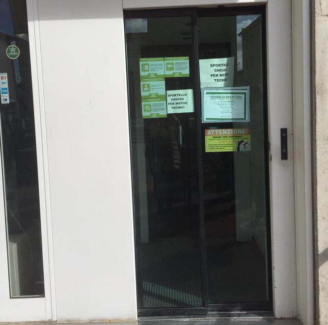 In appena 45 secondi rubano la cassaforte in una banca 