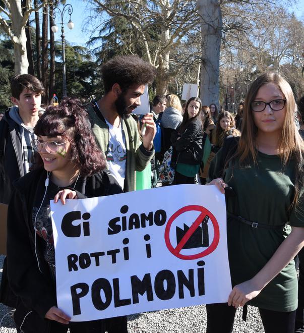 Gli slogan degli studenti «Riscaldate i caplet non il nostro pianeta» 