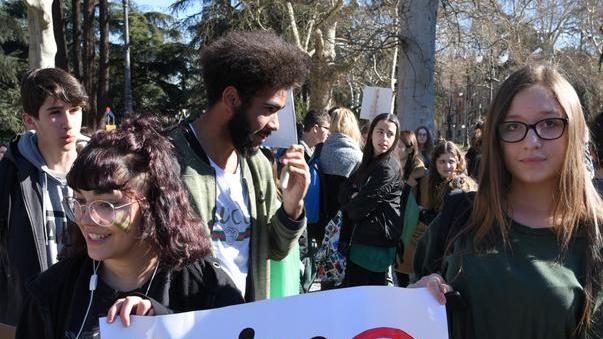 Gli slogan degli studenti «Riscaldate i caplet non il nostro pianeta»