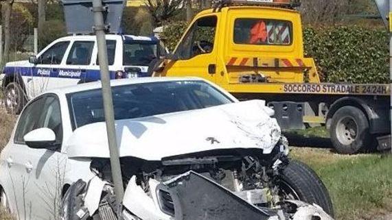 Carambola tra auto e serie di scontri: tre uomini feriti