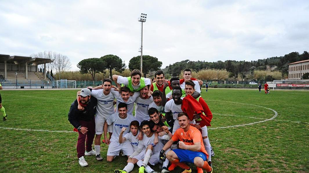 I giocatori del Cecina festeggiano dopo il successo nel derby col Piombino