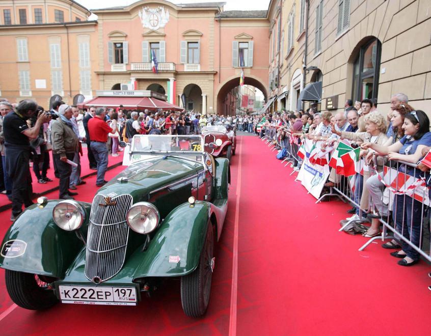 Le auto storiche durante un passaggio della Mille Miglia, in piazza Prampolini a Reggio Emilia