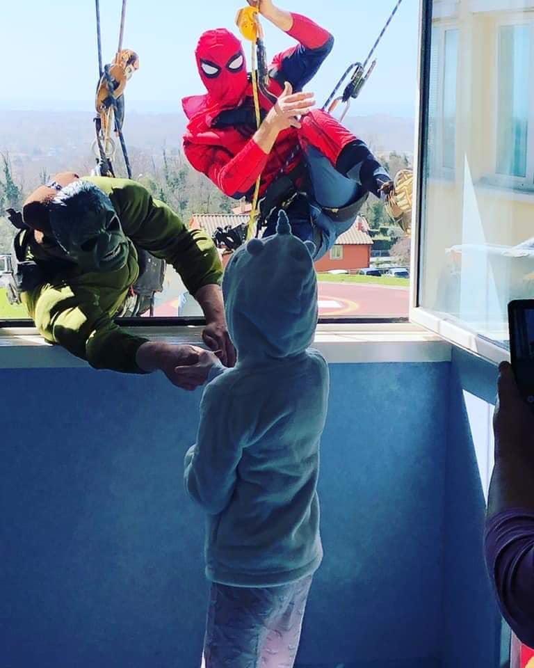 I supereroi alla finestra dei bimbi che stanno male: il sogno all'ospedale Opa