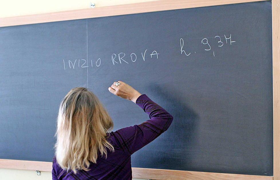 Un'insegnante durante una lezione in classe (foto d'archivio)