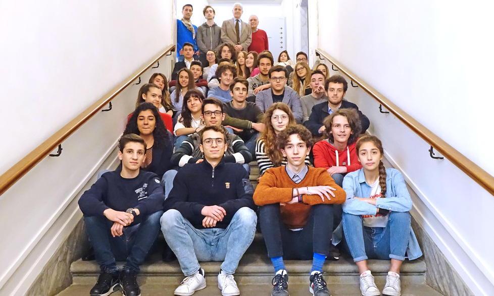 Foto di gruppo per tutti e 41 gli studenti selezionati, nella sede della Fondazione Caripit