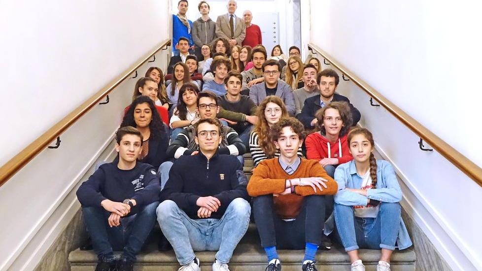 Foto di gruppo per tutti e 41 gli studenti selezionati, nella sede della Fondazione Caripit
