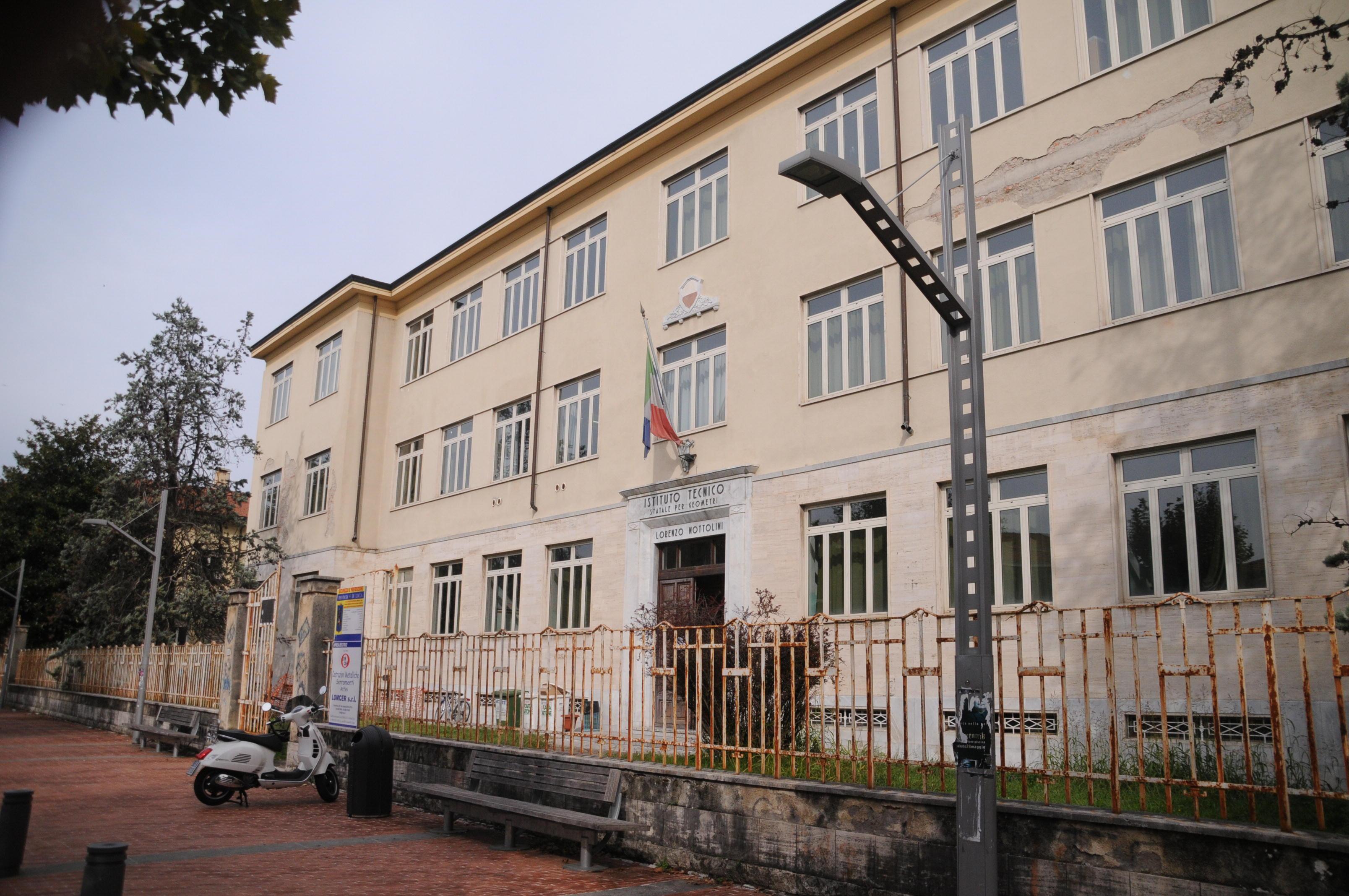 Investiti davanti alla scuola, «ignorano le strisce pedonali» 