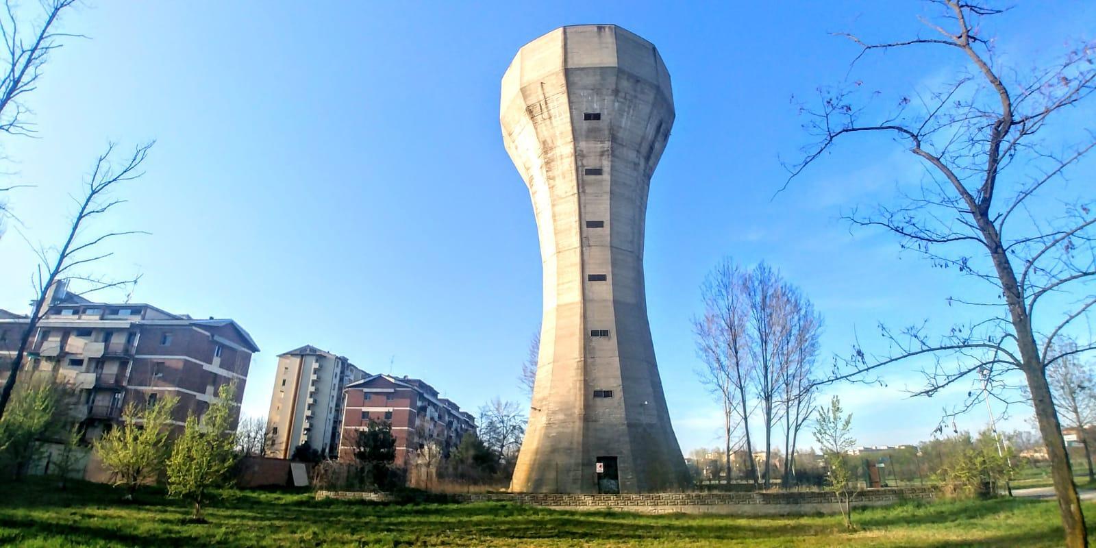 Modena, Hera vuole abbattere la torre dell’acquedotto Gli architetti insorgono 