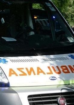 Finiscono con l’auto sul furgone posteggiato