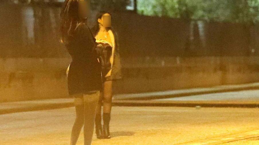 Sessantaseienne picchiato e derubato da alcune trans