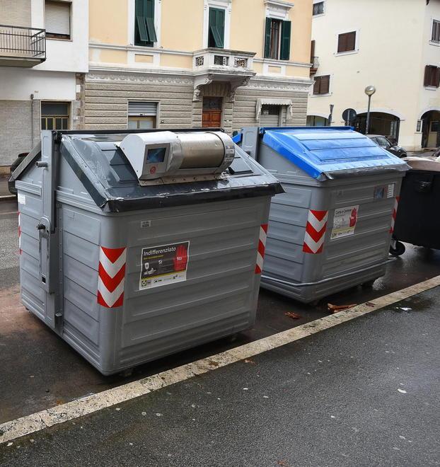 Eco-informatore insegna a usare i nuovi cassonetti 