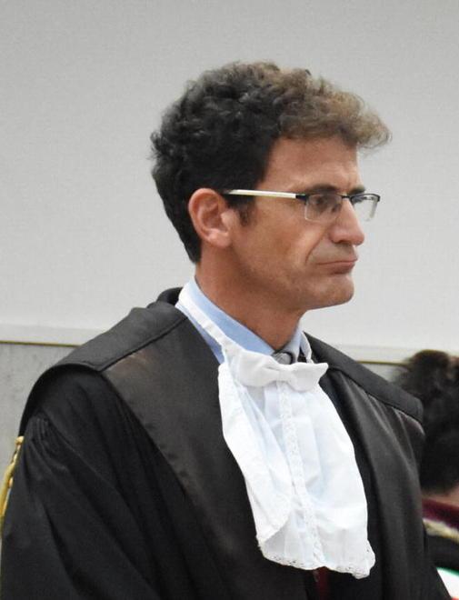 Costringe la compagna a restare sveglia la notte